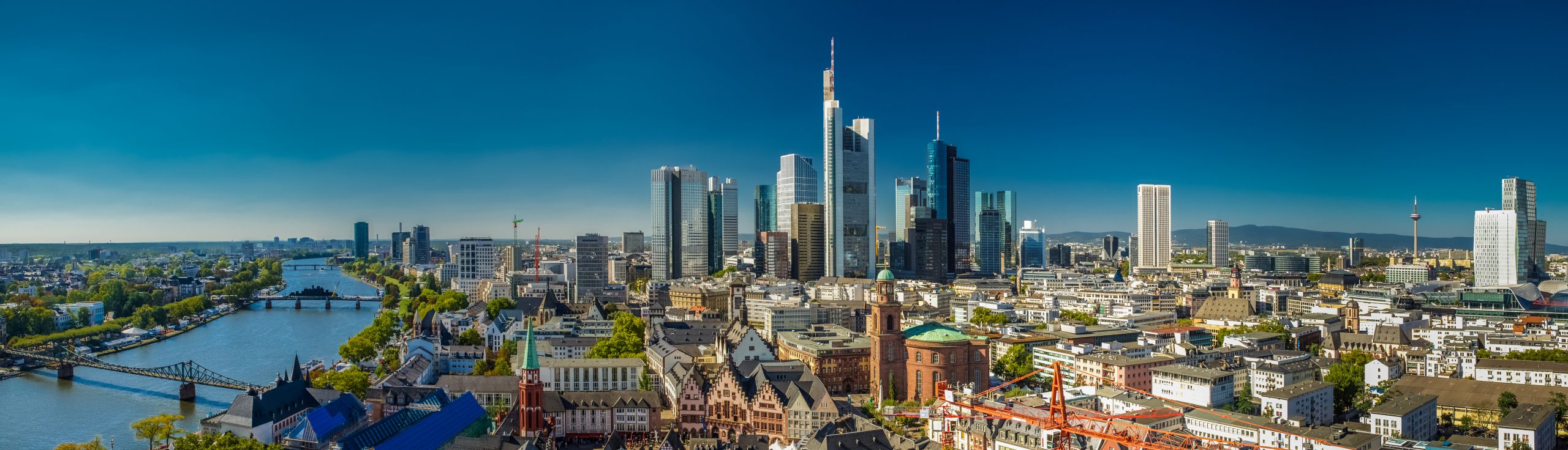Skyline von Frankfurt und Mainbrücken